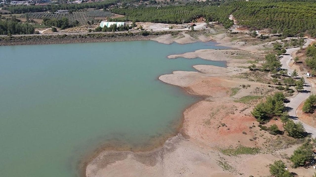 Ula Göleti’nde su seviyesi düştü, adacıklar oluştu