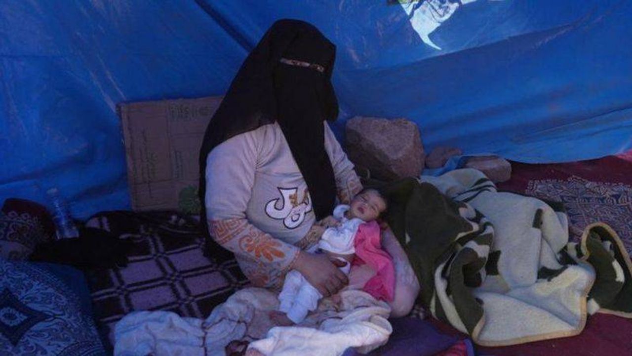Fas'taki deprem: Yaşama yol kenarındaki çadırda başlayan yeni doğmuş bebek