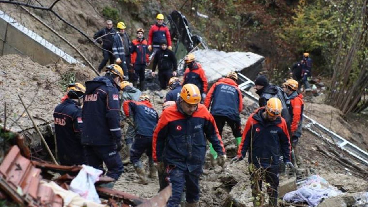 Zonguldak'ta heyelan: Risk altındaki 14 ev tahliye edildi, toprak altında kalan 1 kişinin cesedin ulaşıldı, bir kişi halen kayıp!