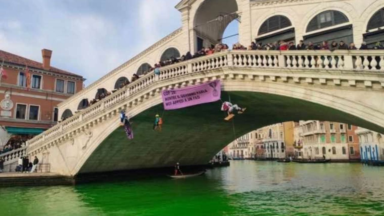 İklim aktivistleri, Venedik'teki 'Büyük Kanal'ı yeşile boyadı