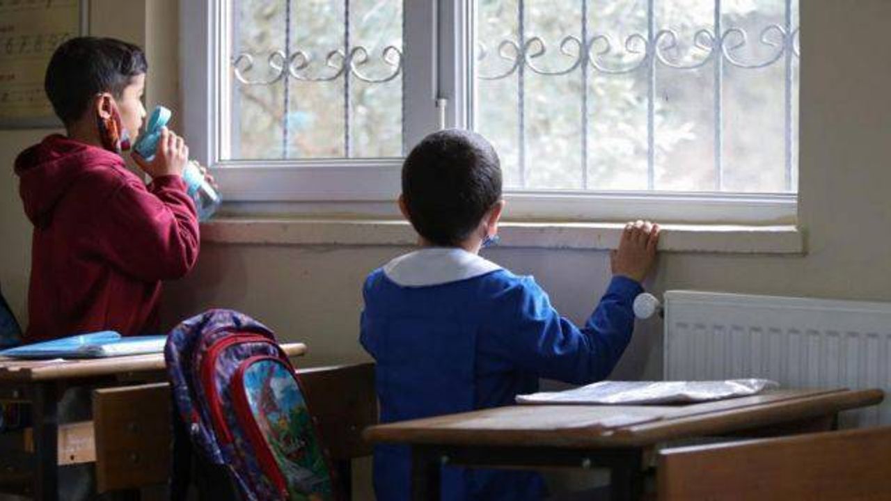 Antalya'da şiddetli yağış nedeniyle 5 ilçede okullar tatil edildi