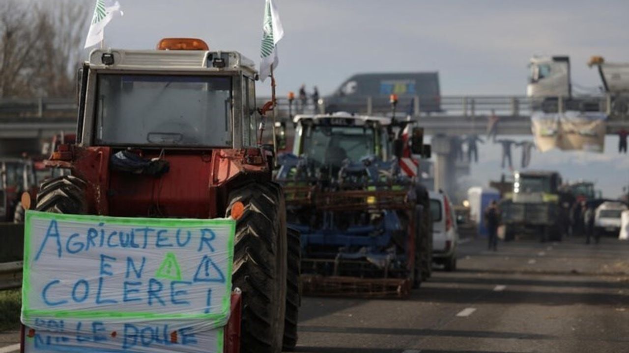 Avrupa'da çiftçi protestoları büyüyor: Yol kapatma eylemi yaptılar