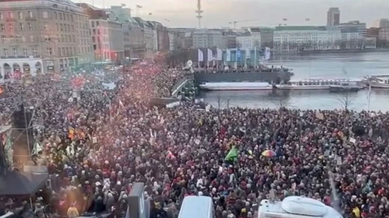 Almanya'da yaklaşık 100 bin kişi, aşırı sağı protesto etti