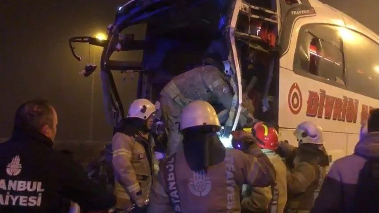 Çekmeköy Kuzey Marmara Otoyolu'nda yolcu otobüsü TIR'a çarptı!