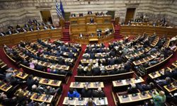 Yunanistan'da Miçotakis hükümeti, muhalefetin gensoru önergesine karşı güvenoyu aldı