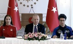 Erdoğan, gençler ve milli sporcularla buluştu: Gazi Mustafa Kemal’in 19 Mayıs’ta kıvılcımını yaktığı İstiklal meşalesi, gençlerin omuzlarında zafere kavuşmuştur