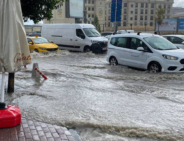 İstanbul'da kuvvetli yağış etkili oluyor: Vali Gül ve AFAD'dan art arda uyarı!