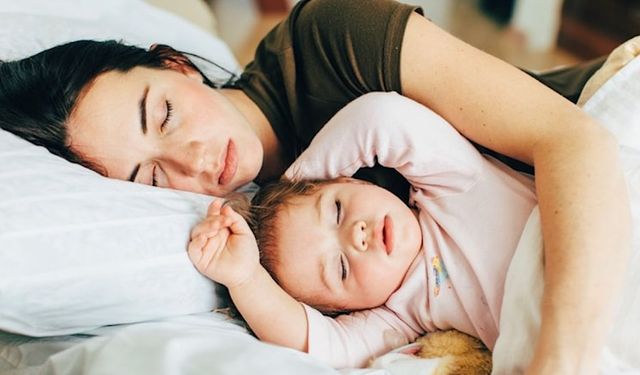 Araştırmalar ortaya çıkardı… Anne ve babalar her gece 4 saat daha az uyuyor