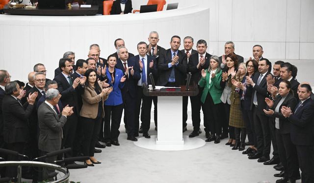 Meclis'ten geçti, alkışlarla protesto edildi: Emekliye ek zammı da içeren kanun teklifi, yasalaştı!