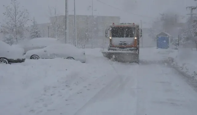 Bitlis'te kar yağışı 2 gündür sürüyor: 60 köy yolu ulaşıma kapandı!