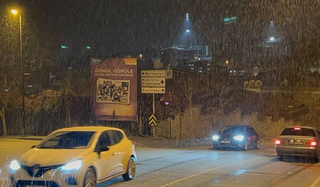 Üsküdar ve Kadıköy'de dolu, Kartal'da kar yağdı