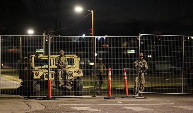 Teksas krizi sürüyor: Sınıra zırhlı araçlar taşındı