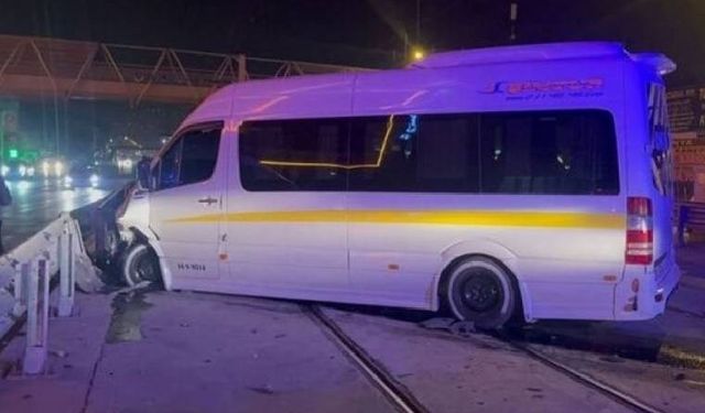 Bursa'da feci kaza... Servis minibüsü cipe çarptı: Yaralılar var!