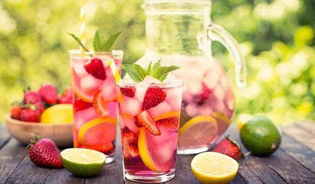 Suyunuza meyve parçaları atmak su içme alışkanlığı kazanmanıza yardımcı olabilir