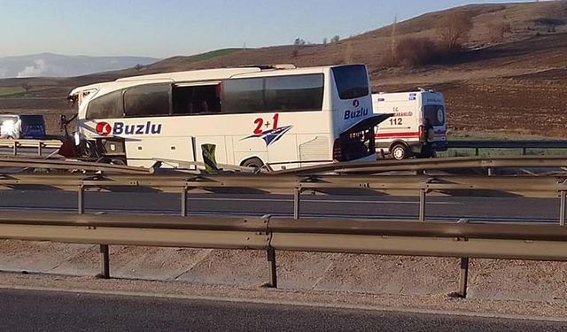 Yolcu otobüsü bariyerlere çarptı! 14 yolcu hastaneye kaldırıldı...
