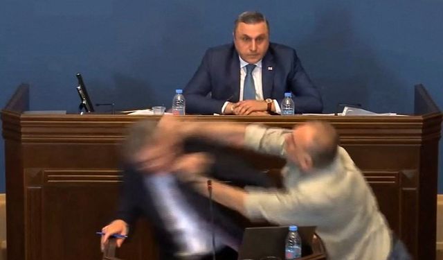 Gürcistan parlamentosu karıştı: Yumruklar havada uçuştu