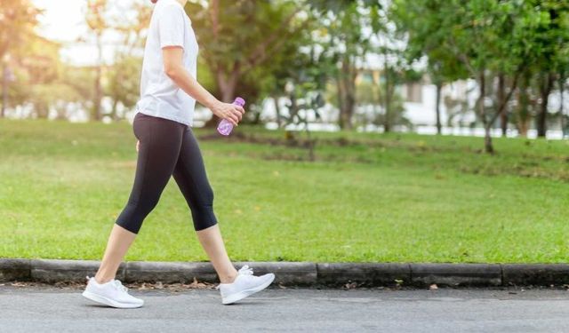 Kalori yakmanın en kolay yolu: Düzensiz adımlarla yürüyerek fit kalın