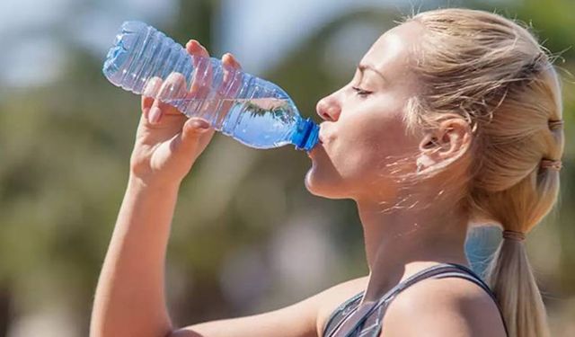 Diyetisyenden su uyarısı: 'Yaz aylarında yeterli su tüketimi önemli'