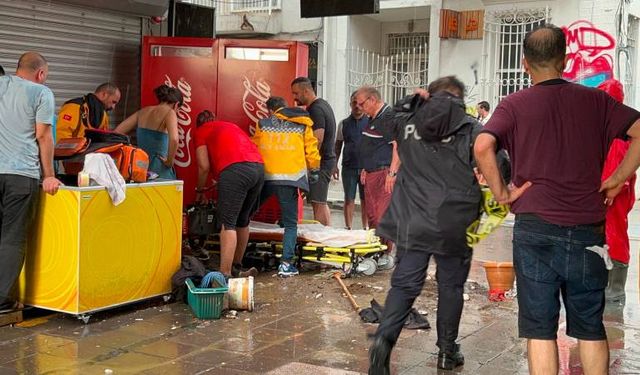 İzmir'de sağanaktan kaçmaya çalışan 2 kişi, elektrik akımına kapılarak hayatını kaybetti
