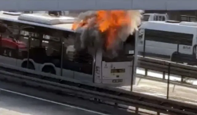 İstanbul’da seyir halindeki metrobüste yangın