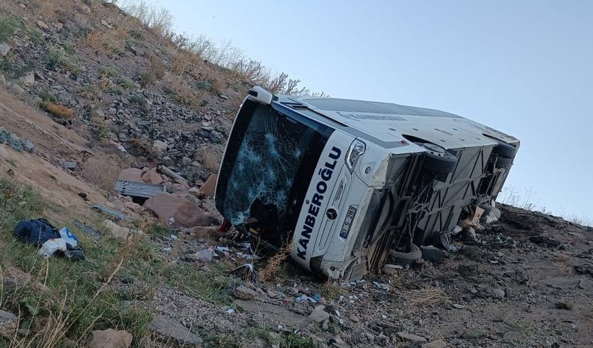Erzurum'da yolcu otobüsü şarampole devrildi: 3 kişi hayatını kaybetti, 22 kişi yaralandı