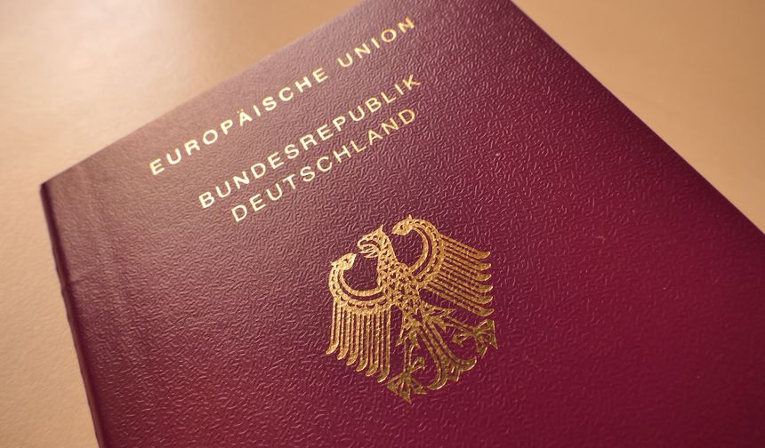 Almanya Meclisi üç yılda vatandaşlık yolunu açan yasaya onay verdi