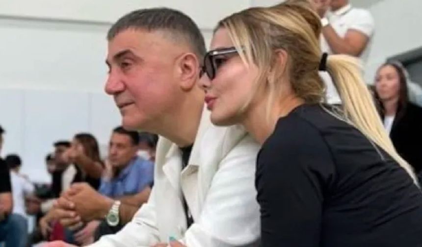 Sedat Peker'in eşi Özge Peker'den yeni fotoğraf: "Kızlarını gururla bekleyen anne-baba"