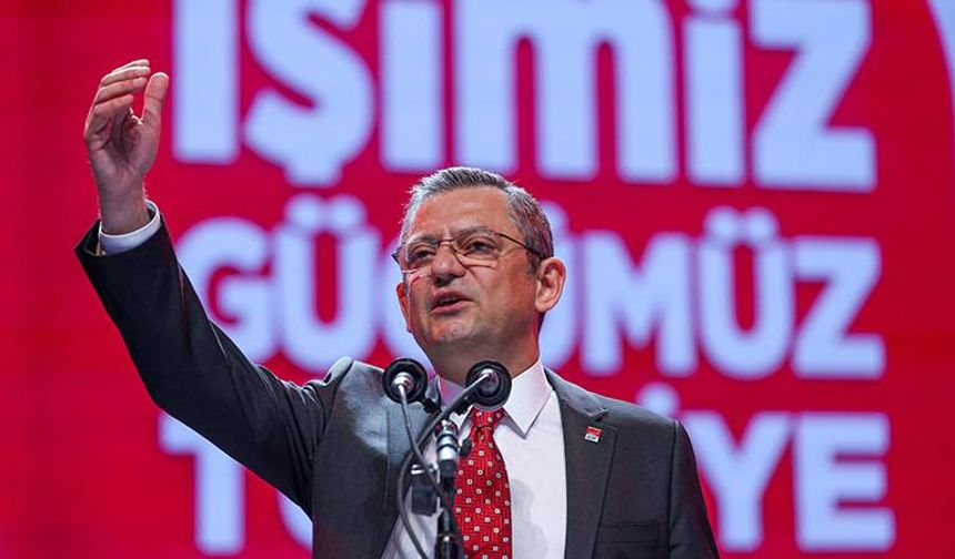 Özel'den "afiş" eleştirisi: AKP’nin ampulünü gizliyorlar