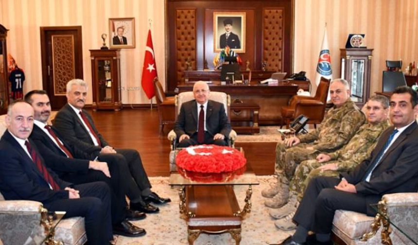 Milli Milli Savunma Bakanı ve komutanlardan valiye ziyaret; AKP’liler de eşlik etti!