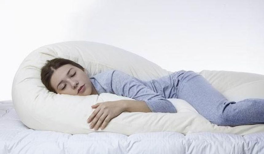 Anksiyeteyi önleyen uyku alışkanlığı: Uyurken bir şeye sarılmanın 5 sebebi...
