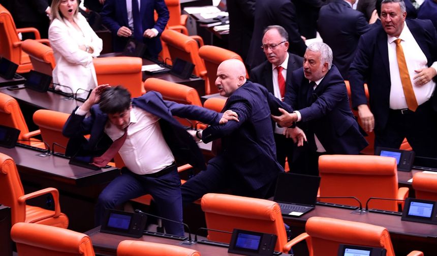 Eski Ulaştırma Bakanı Adil Karaismailoğlu, Genel Kurul'da AKP'ye "Hırsız" diyen DEM Partili Ali Bozan'a tokat attı, vurarak üstüne yürüdü