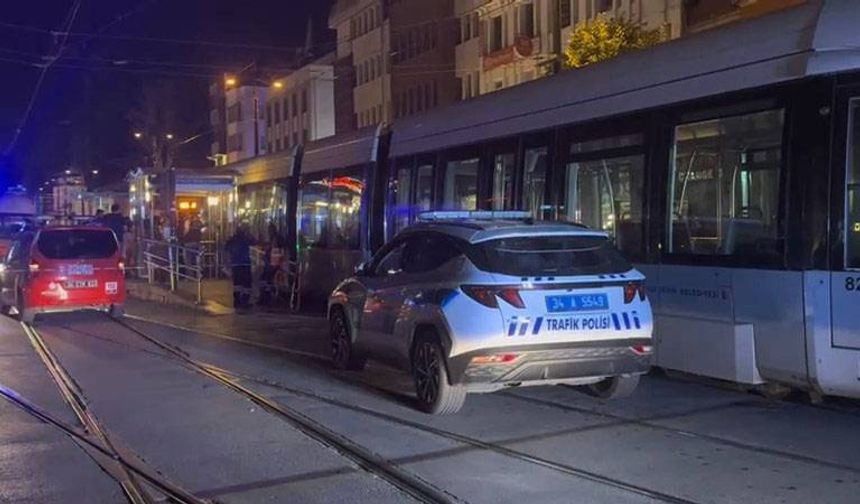 Fatih'te raylara düşen bir kişi tramvayın altında kalarak öldü