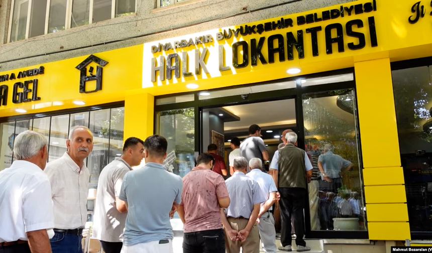 Diyarbakır Büyükşehir Belediyesi’nin ilk halk lokantasında maliyetine yemek kuyruğu